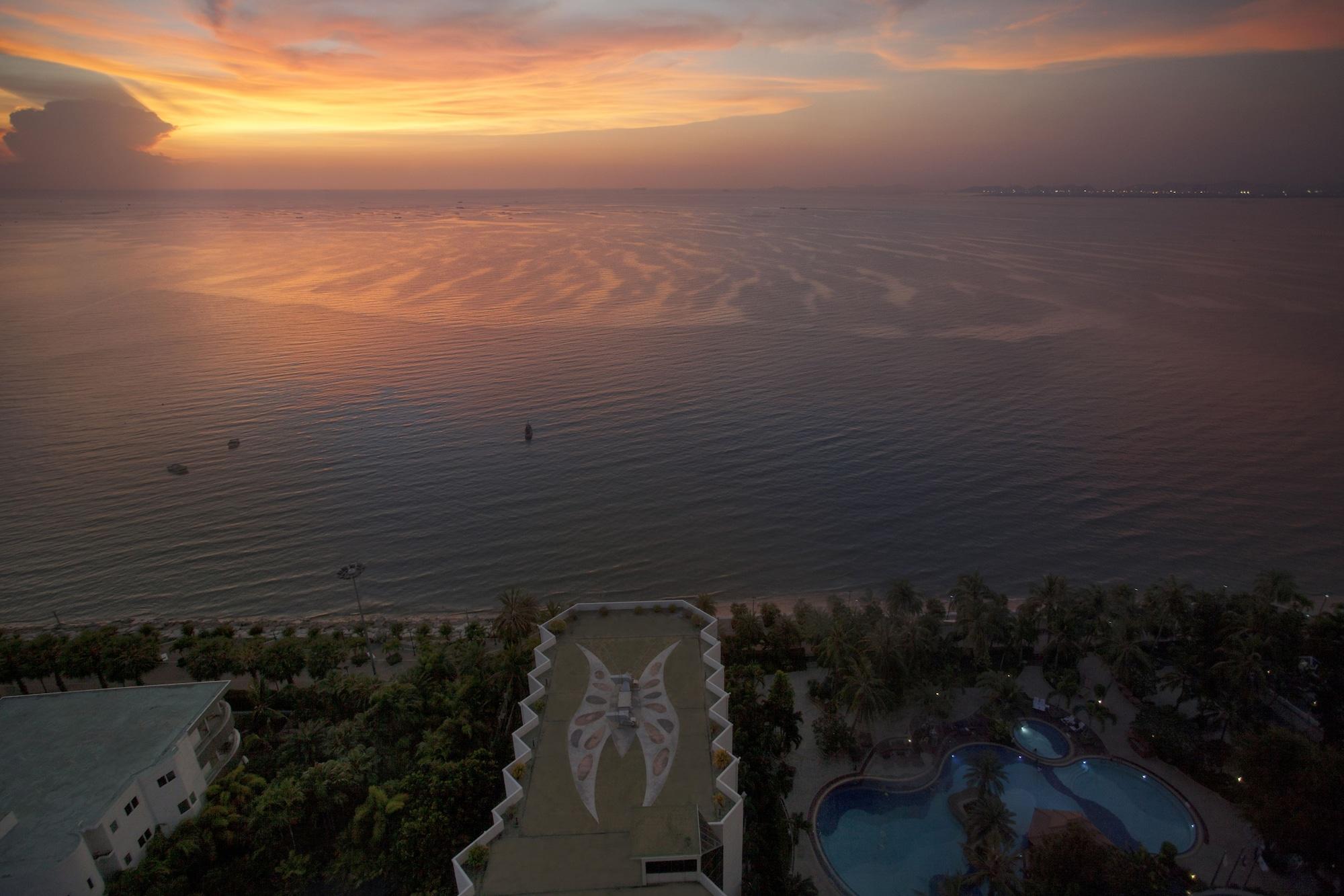 Cholchan Pattaya Beach Resort - Sha Extra Plus Екстериор снимка Sunset at the resort