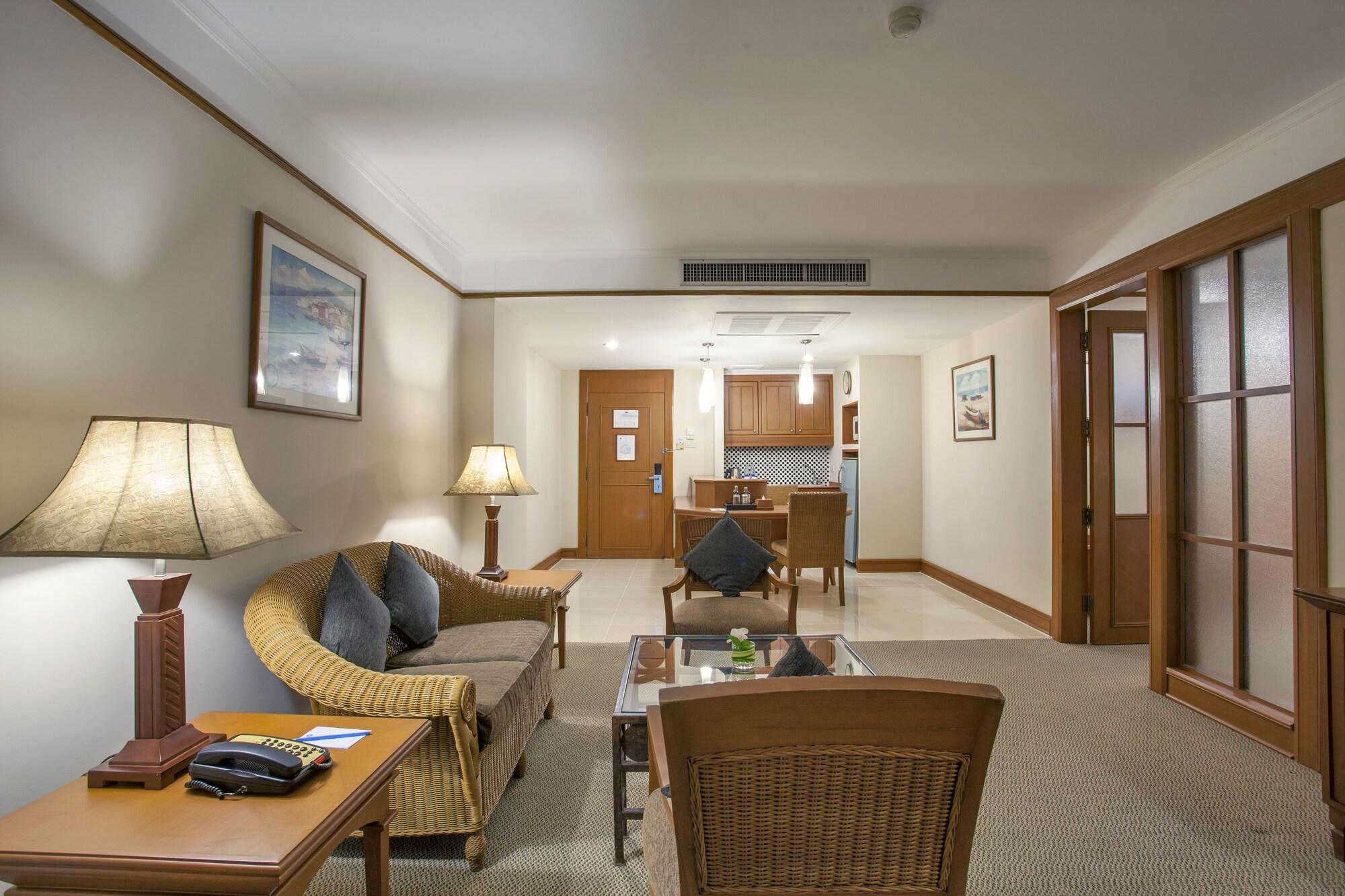 Cholchan Pattaya Beach Resort - Sha Extra Plus Екстериор снимка A typical suite at the Royal Garden Villas
