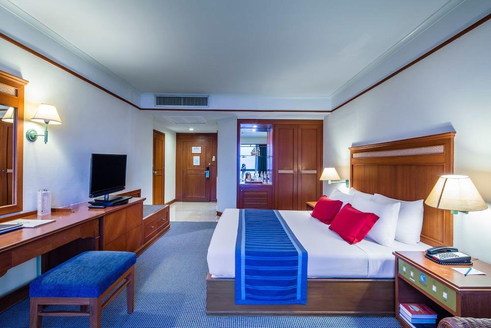 Cholchan Pattaya Beach Resort - Sha Extra Plus Екстериор снимка A room at the hotel