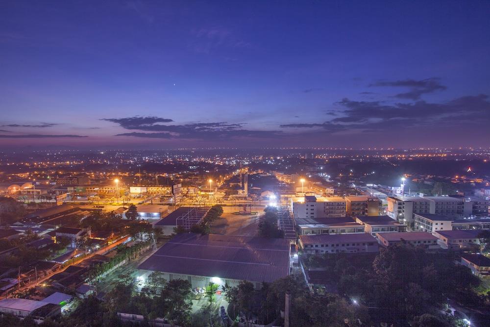 Cholchan Pattaya Beach Resort - Sha Extra Plus Екстериор снимка Aerial view of the city at night