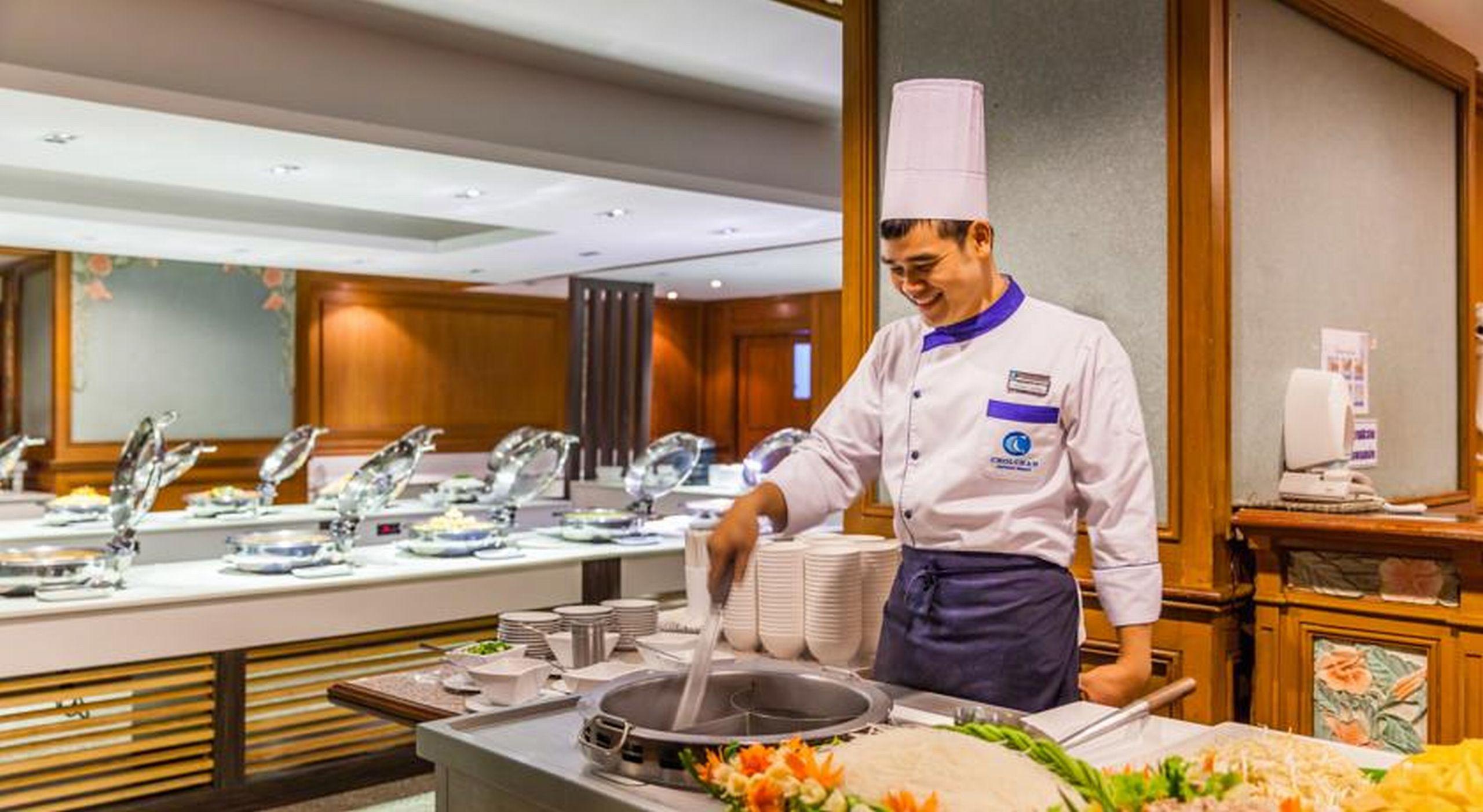 Cholchan Pattaya Beach Resort - Sha Extra Plus Екстериор снимка A chef at work