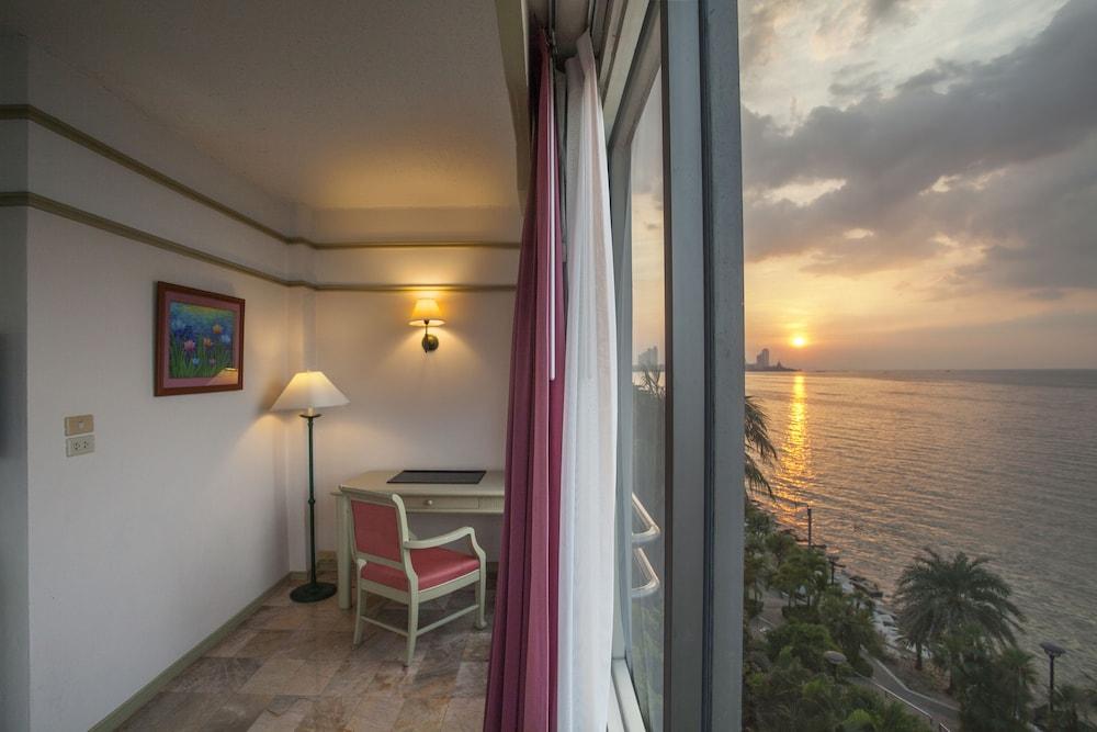 Cholchan Pattaya Beach Resort - Sha Extra Plus Екстериор снимка A room at the hotel
