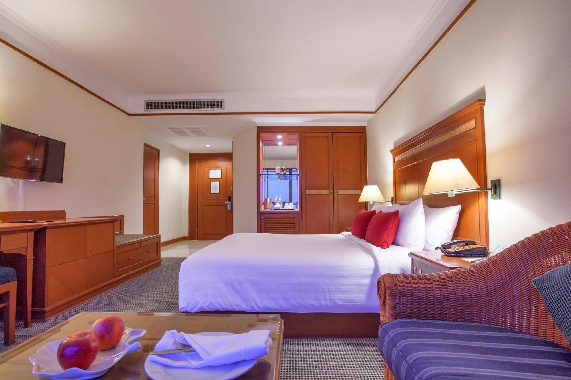 Cholchan Pattaya Beach Resort - Sha Extra Plus Стая снимка Deluxe Room