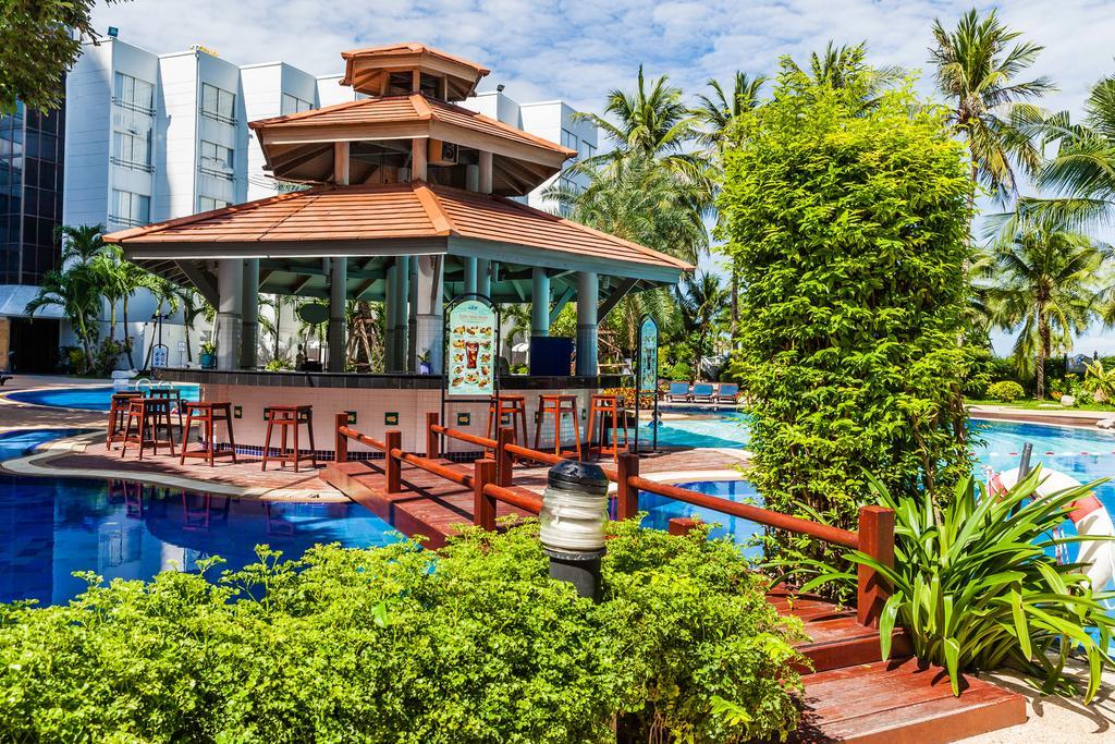 Cholchan Pattaya Beach Resort - Sha Extra Plus Екстериор снимка The swimming pool at the Royal Paradise Hotel & Spa