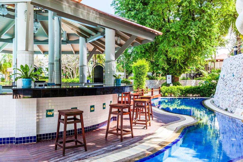Cholchan Pattaya Beach Resort - Sha Extra Plus Екстериор снимка The swimming pool at the hotel