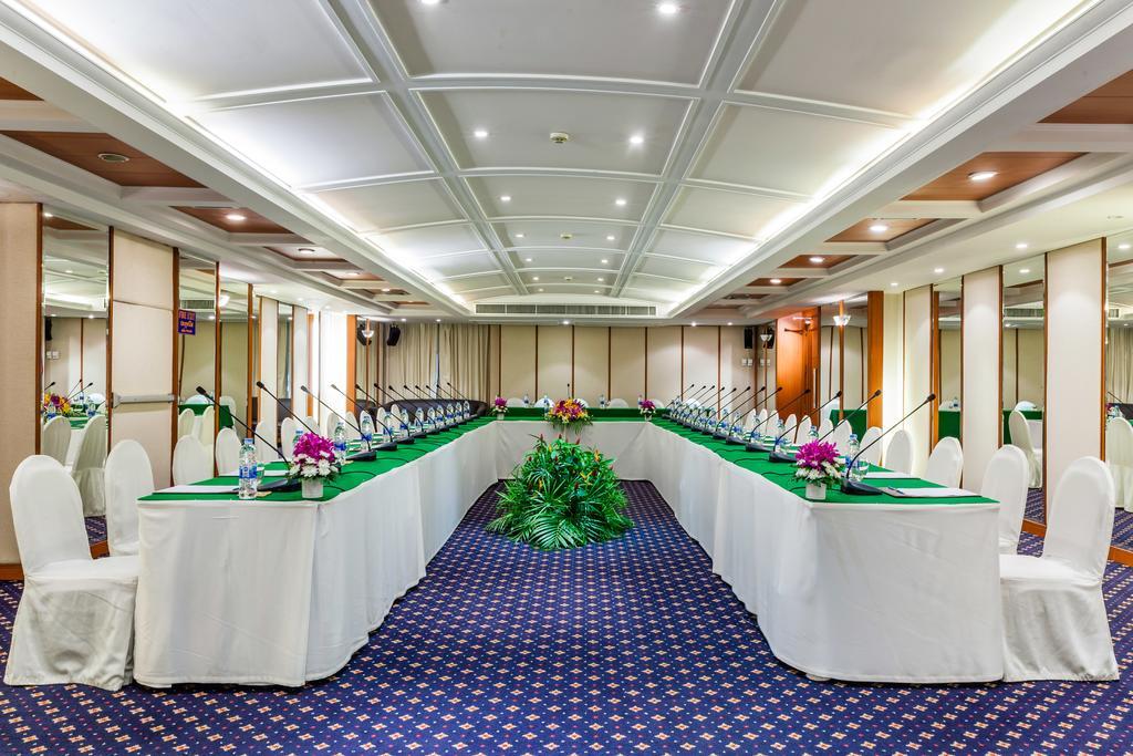 Cholchan Pattaya Beach Resort - Sha Extra Plus Екстериор снимка U-shaped table layout