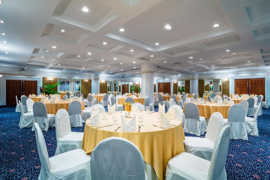 Cholchan Pattaya Beach Resort - Sha Extra Plus Екстериор снимка The ballroom
