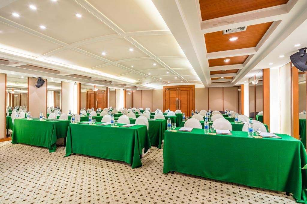 Cholchan Pattaya Beach Resort - Sha Extra Plus Екстериор снимка Meeting room