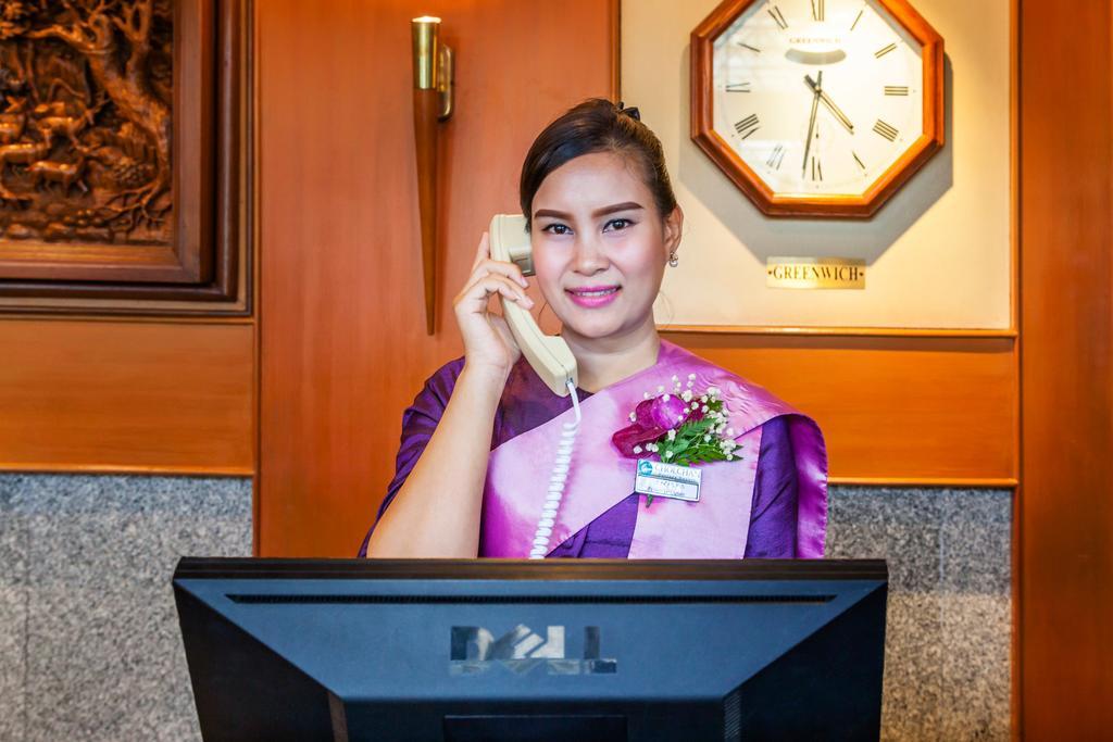 Cholchan Pattaya Beach Resort - Sha Extra Plus Екстериор снимка A Thai hotel receptionist