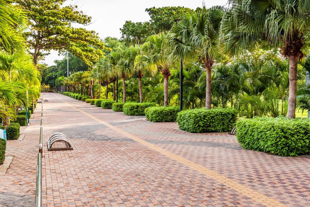 Cholchan Pattaya Beach Resort - Sha Extra Plus Екстериор снимка The park