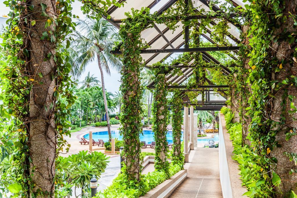 Cholchan Pattaya Beach Resort - Sha Extra Plus Екстериор снимка The pool at the Royal Thai Police Club
