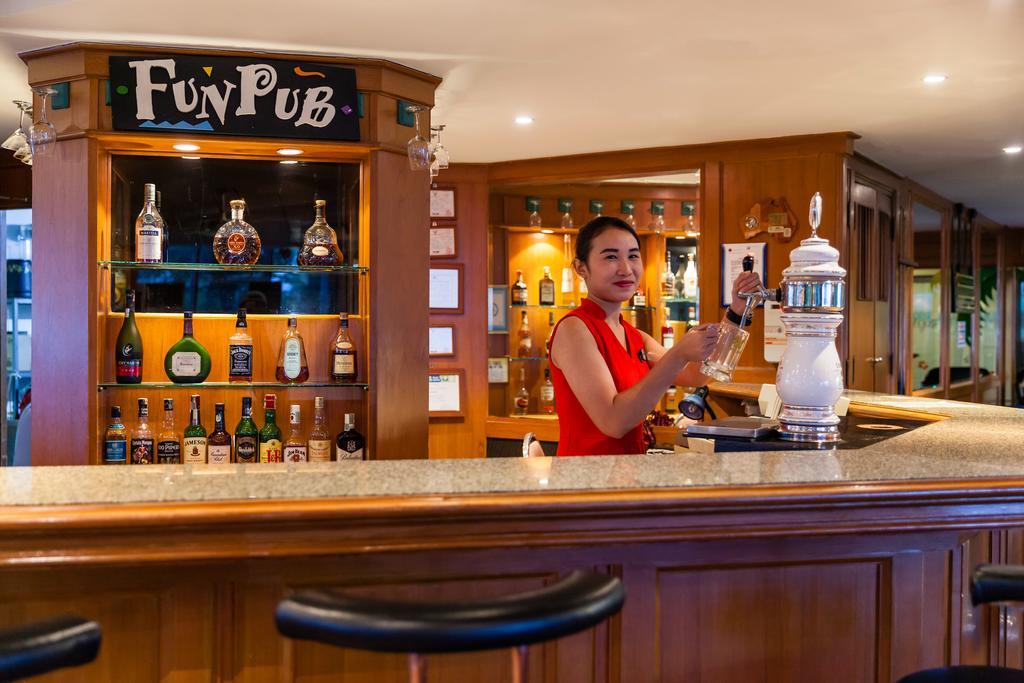 Cholchan Pattaya Beach Resort - Sha Extra Plus Екстериор снимка A bar in a cruise ship