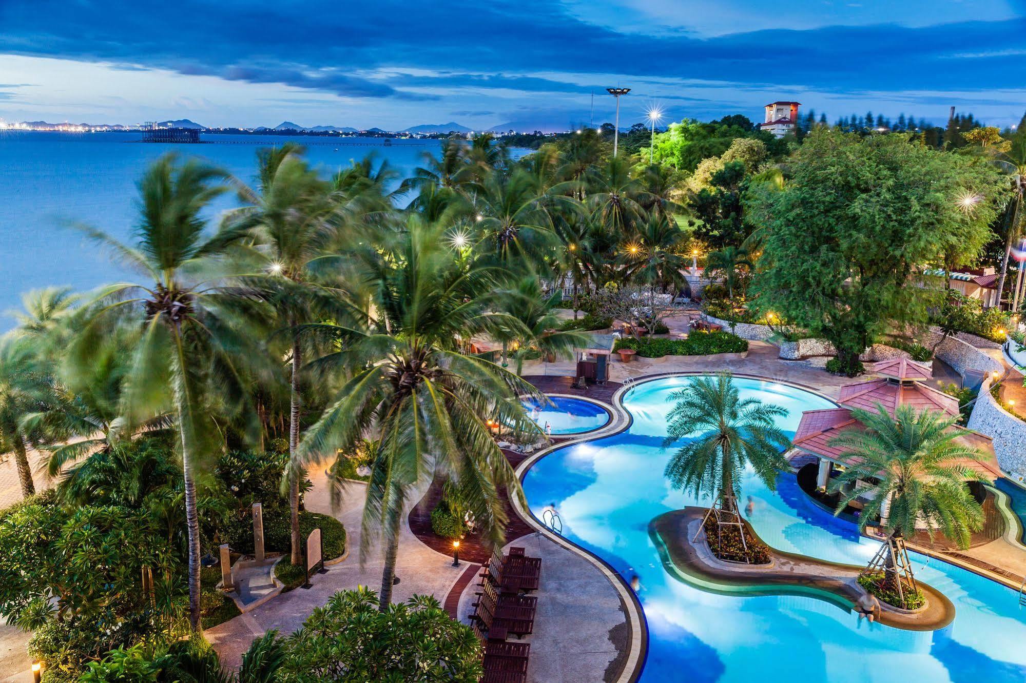 Cholchan Pattaya Beach Resort - Sha Extra Plus Екстериор снимка The pool at the Royal Paradise Hotel & Spa