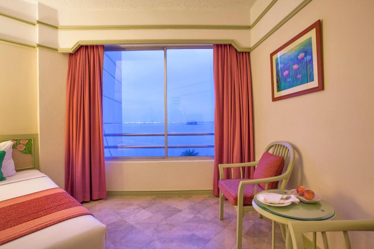 Cholchan Pattaya Beach Resort - Sha Extra Plus Екстериор снимка A room at the hotel