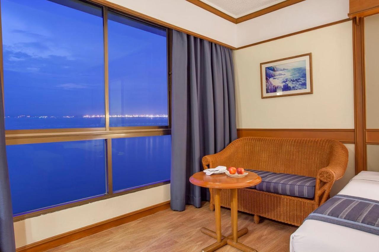 Cholchan Pattaya Beach Resort - Sha Extra Plus Екстериор снимка A room at the hotel