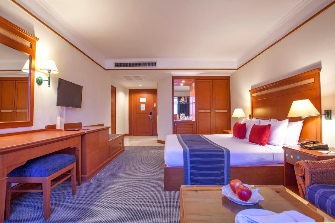 Cholchan Pattaya Beach Resort - Sha Extra Plus Екстериор снимка A room at the hotel