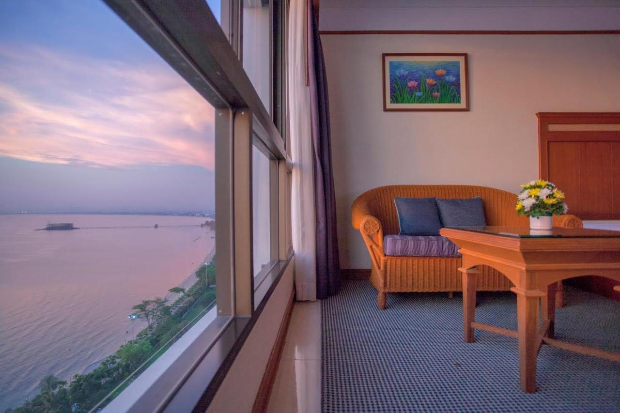 Cholchan Pattaya Beach Resort - Sha Extra Plus Екстериор снимка A room at the hotel