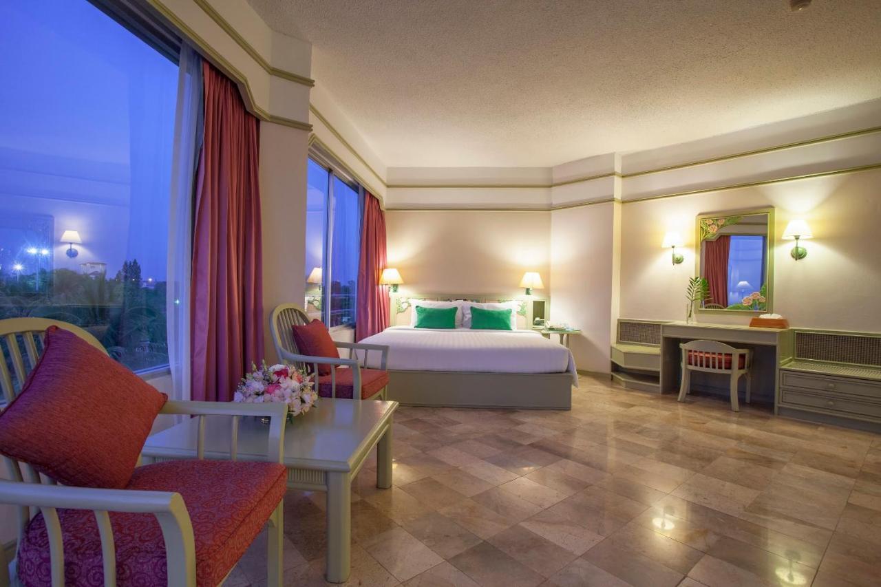 Cholchan Pattaya Beach Resort - Sha Extra Plus Екстериор снимка A suite at the hotel