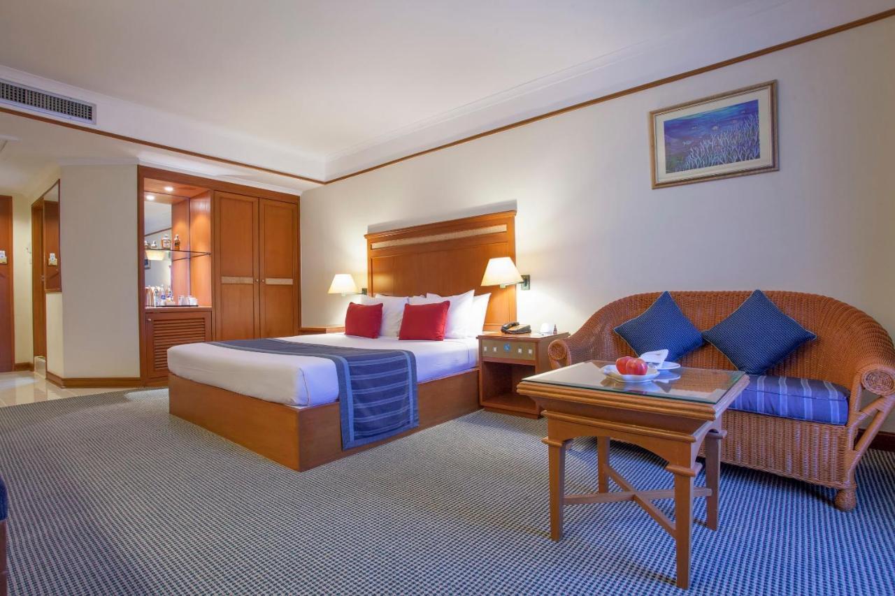 Cholchan Pattaya Beach Resort - Sha Extra Plus Екстериор снимка A room at the hotel